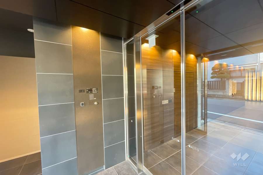 エントランスはオートロック付きです。