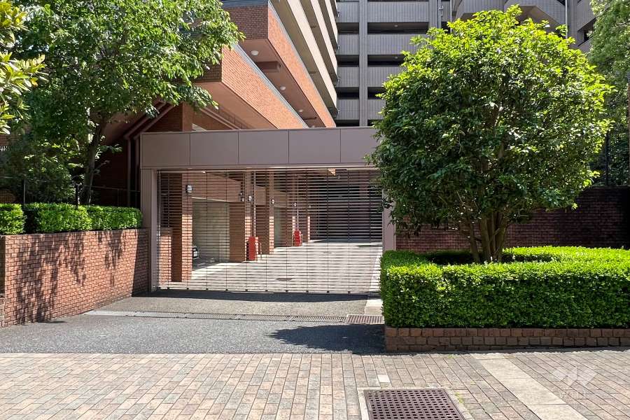 駐車場出入り口(リングシャッター付き)