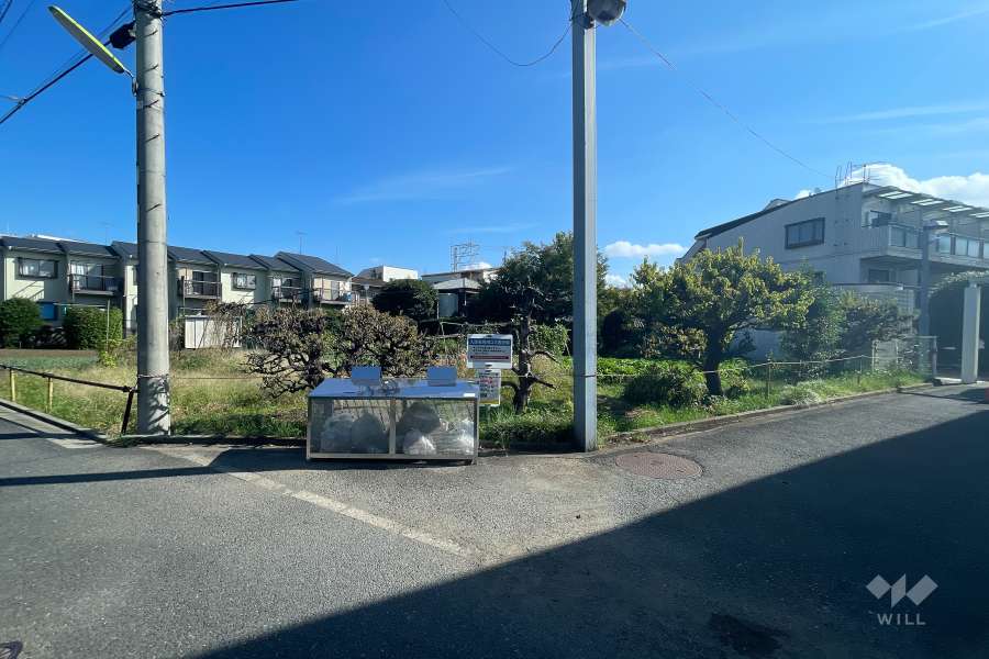 敷地西側の前面道路（南西側から）