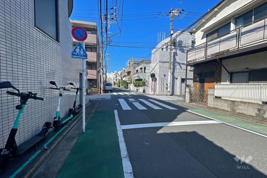 敷地北側の前面道路（東側から）