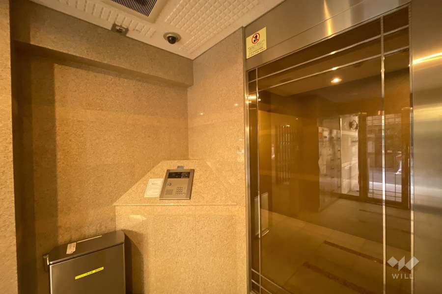 エントランスはオートロック付きです。