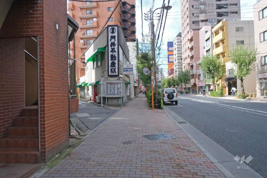 敷地北側の前面道路（東側から）