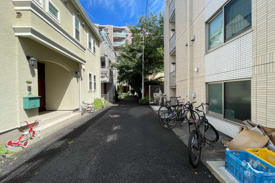 敷地の南西側前面道路