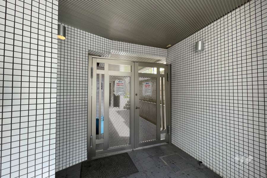 エントランスはオートロック付きです。