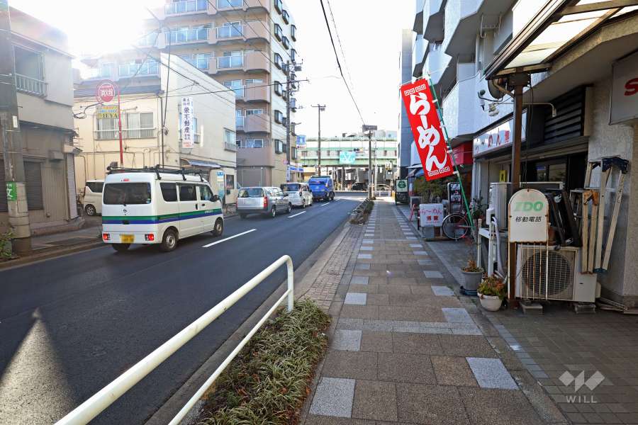 敷地南側の前面道路(東側から)