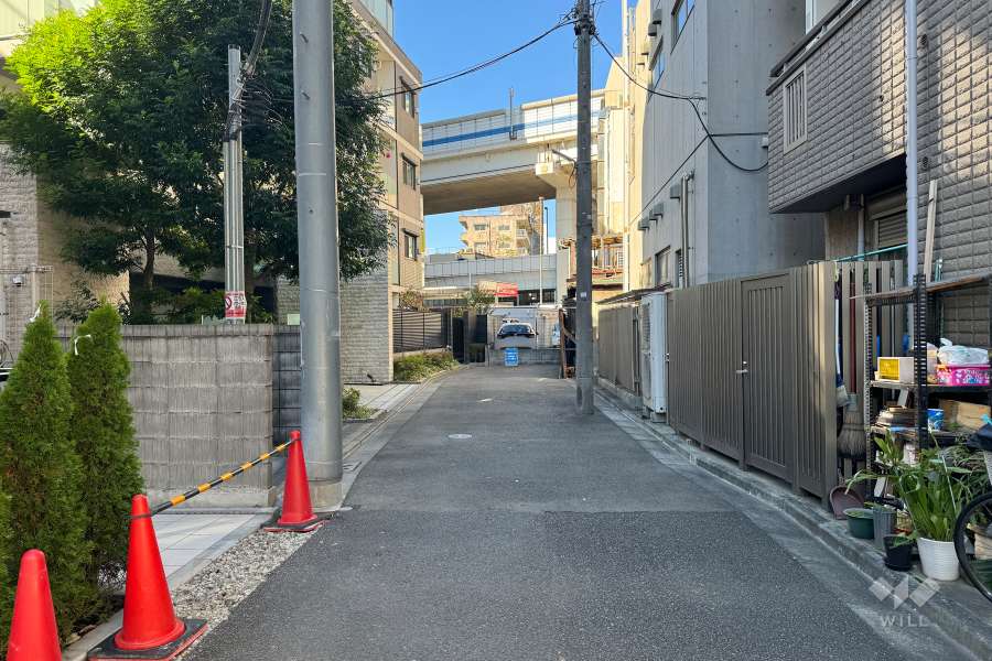 敷地の北側前面道路（東側から）
