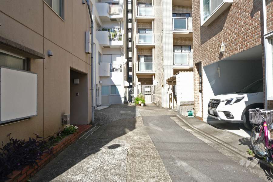 敷地南側の前面道路