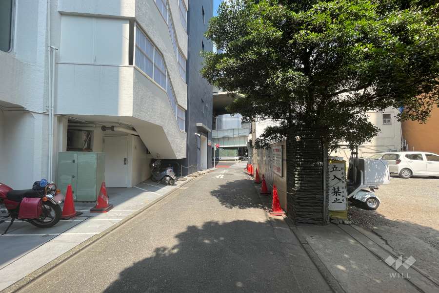 敷地北側の前面道路（東側から）