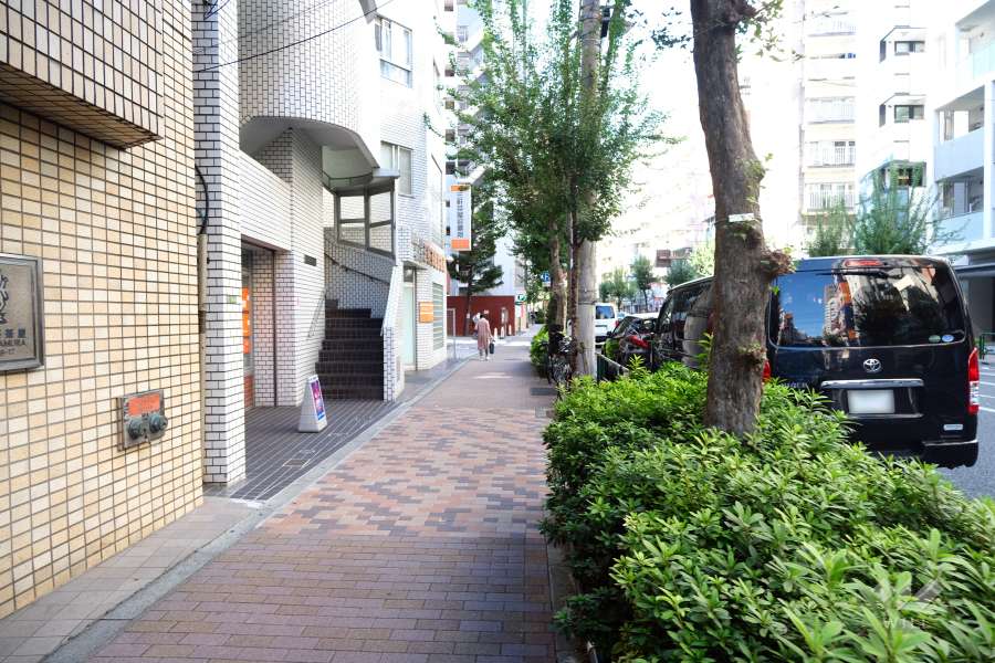 敷地北側の前面道路（東側から）