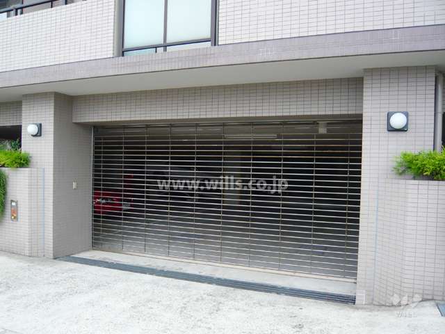 駐車場出入り口。リングシャッター付きです。