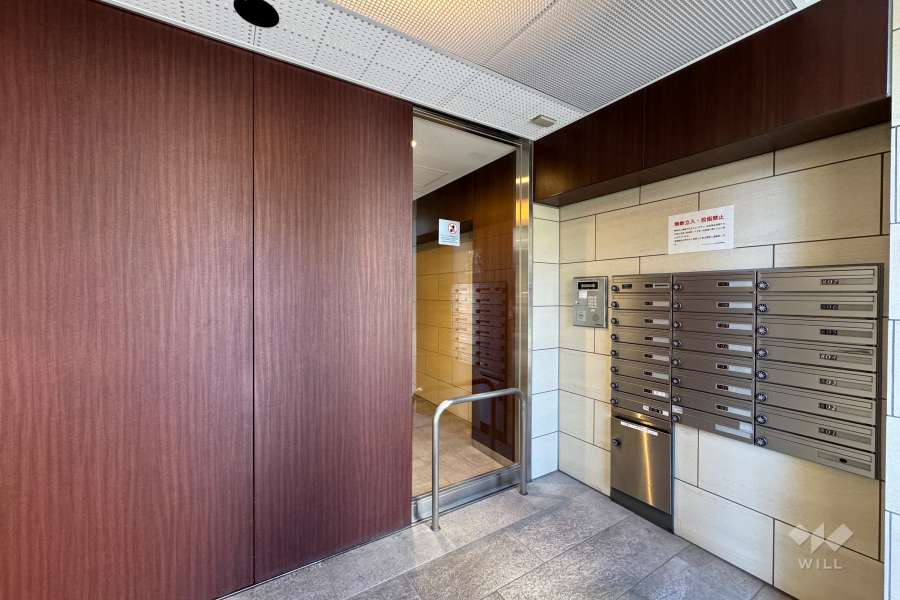 エントランスはオートロック付きです。