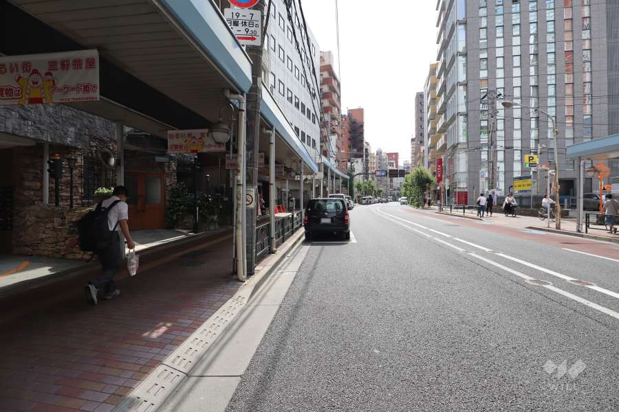 敷地北側の前面道路（東側から）