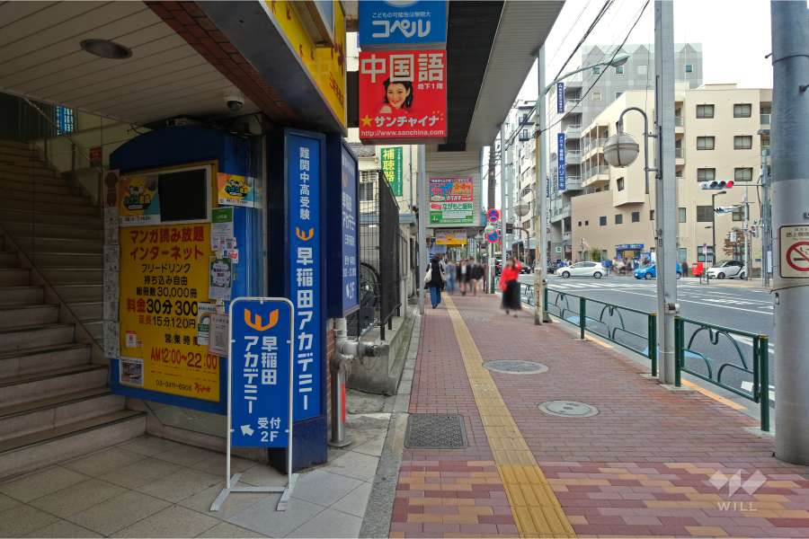 敷地北西側の前面道路（北東側から）