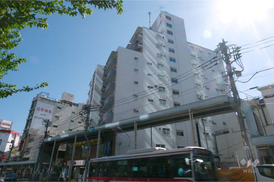 ローヤルマンション三軒茶屋の外観（北西側から）