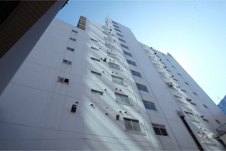ローヤルマンション三軒茶屋の外観（北西側から）