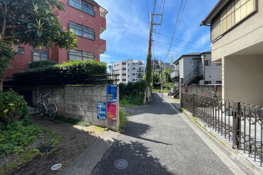 敷地の西側前面道路（北側から）