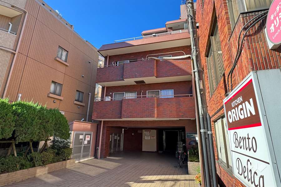 アンバサダー三軒茶屋の外観（北東側から）