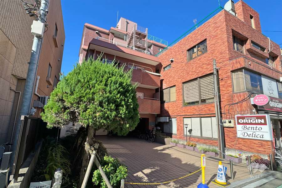 アンバサダー三軒茶屋の外観（南東側から）