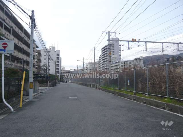敷地の北側はJR神戸線が走っています。
