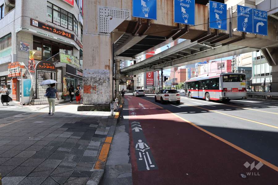 敷地北西側の前面道路（東側から）