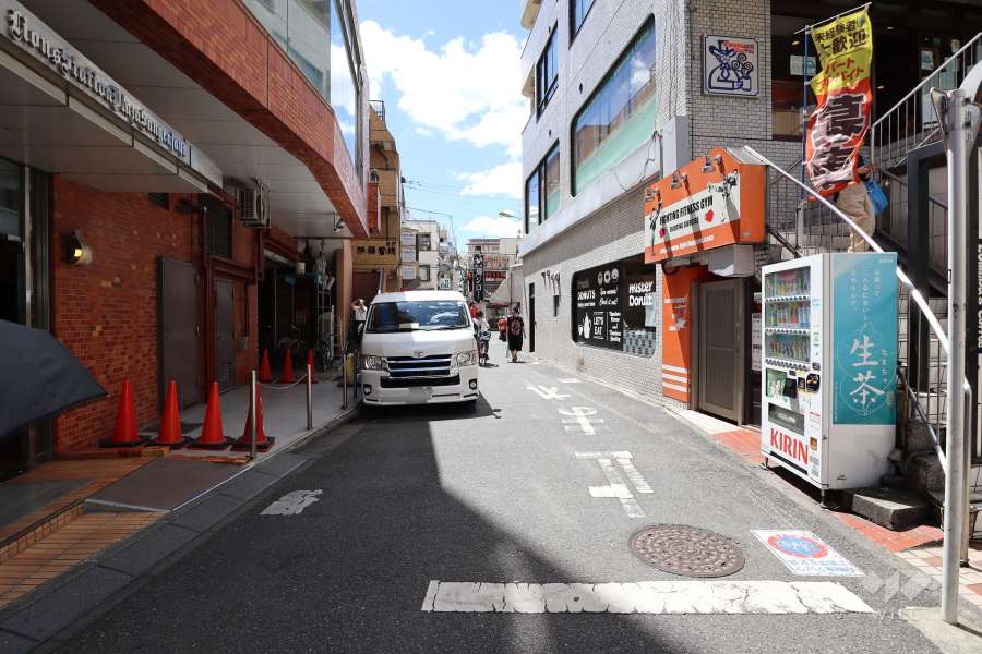 敷地西側の前面道路（北側から）