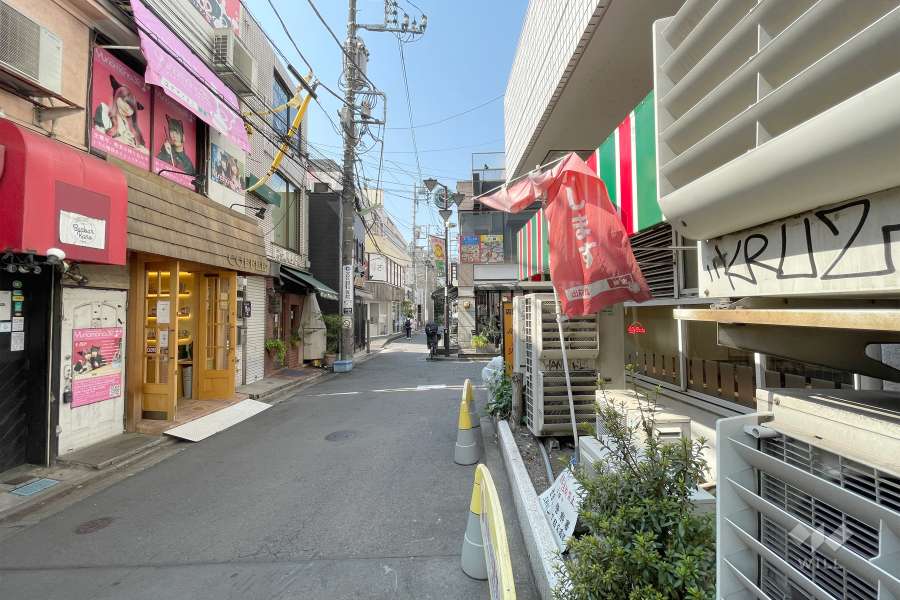 敷地東側の前面道路（北側から）