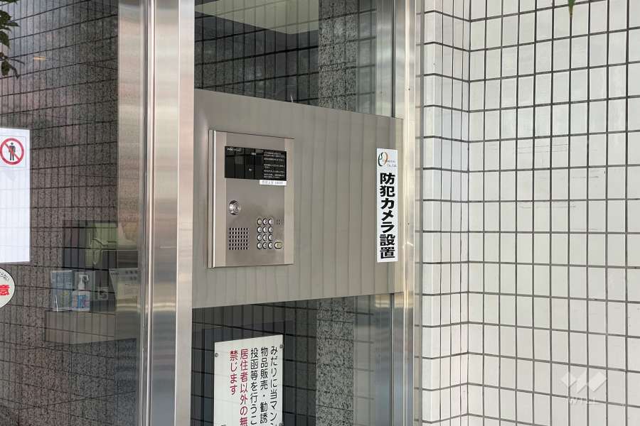 エントランスはオートロック付きです。