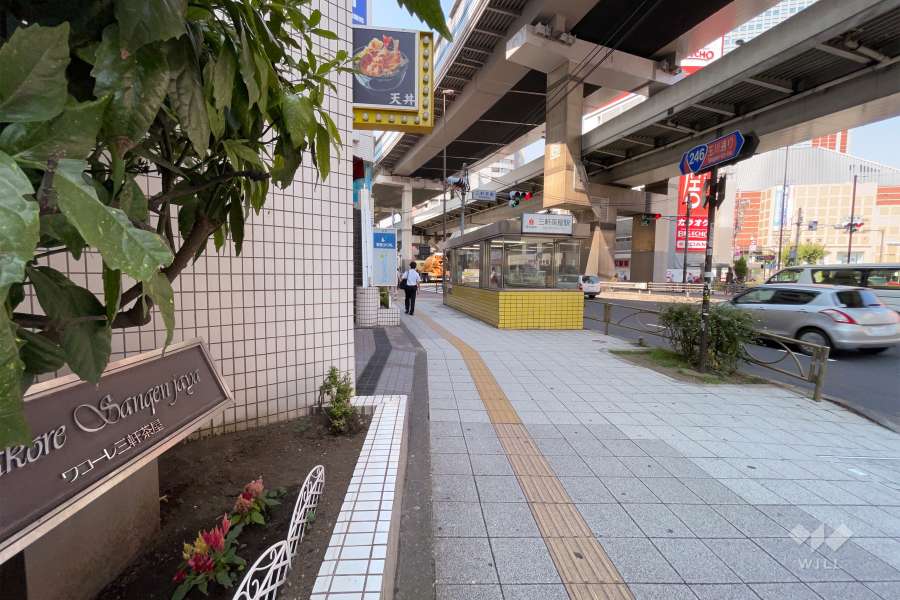 敷地北側の前面道路（東側から）