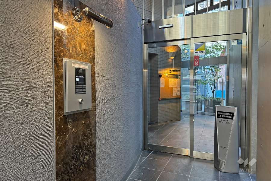 エントランスはオートロック付きです。