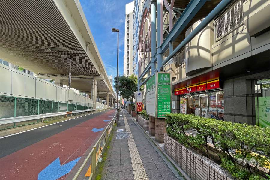 敷地南東側の前面道路は国道246号線です（北東側から）。