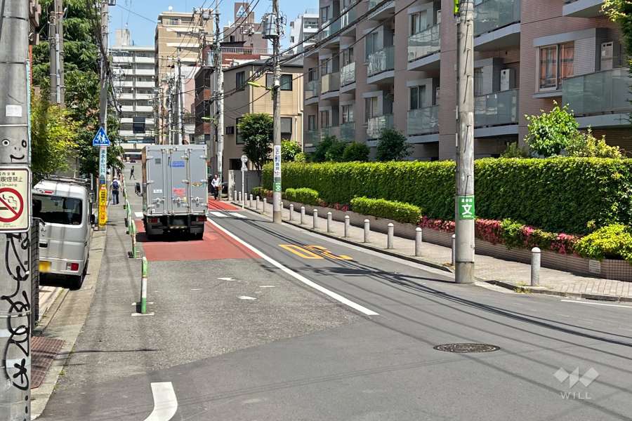 敷地西側の前面道路（南側から）