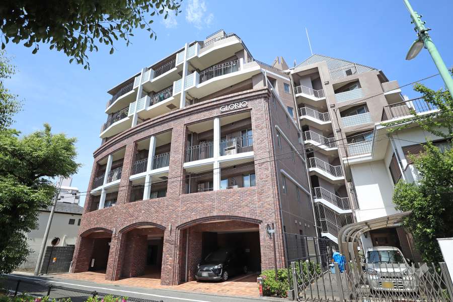 グローリオ三軒茶屋の外観（南東側から）