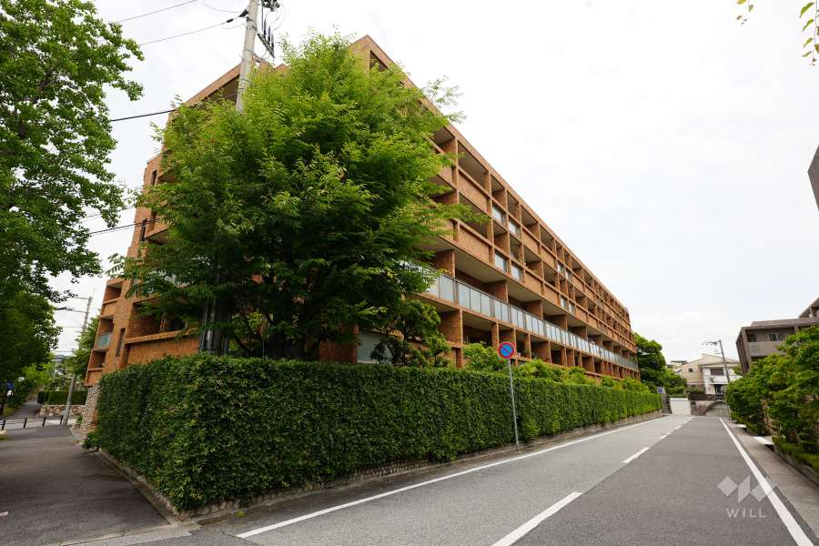 グランドメゾン芦屋岩園の外観（南西側から）