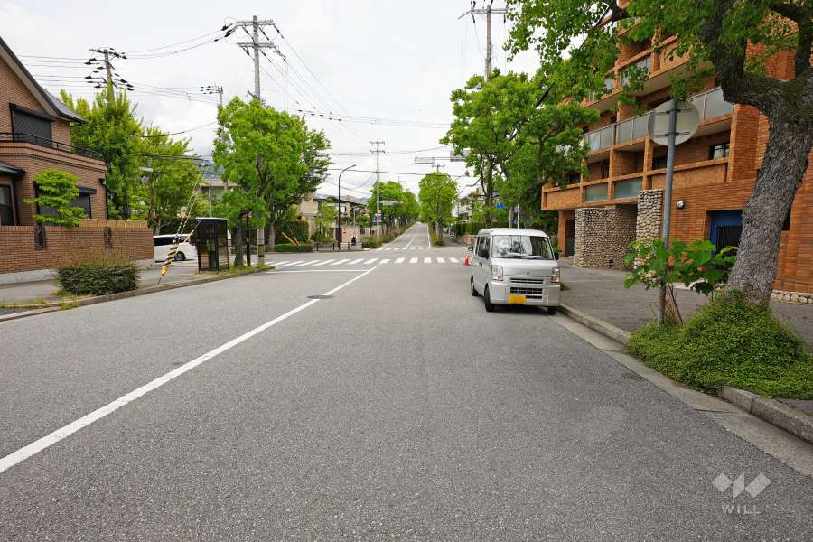 敷地西側の前面道路
