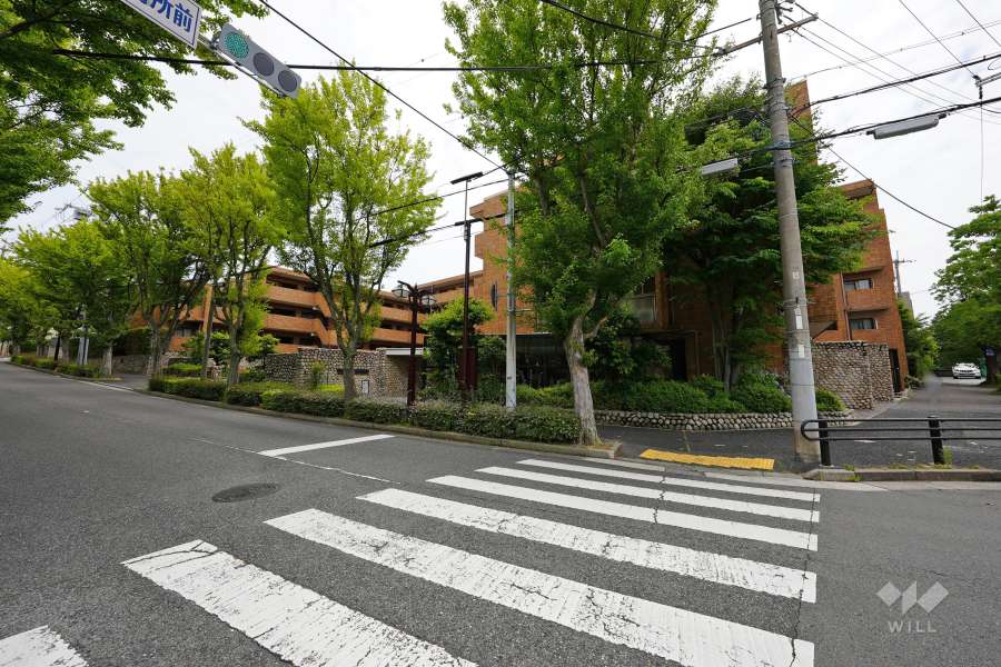 グランドメゾン芦屋岩園の遠景。周辺は区画の整った街並みです。