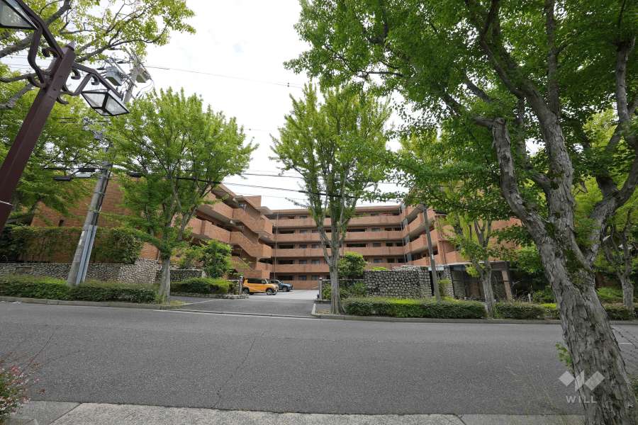 グランドメゾン芦屋岩園の遠景。周辺は緑豊かな住宅地です。