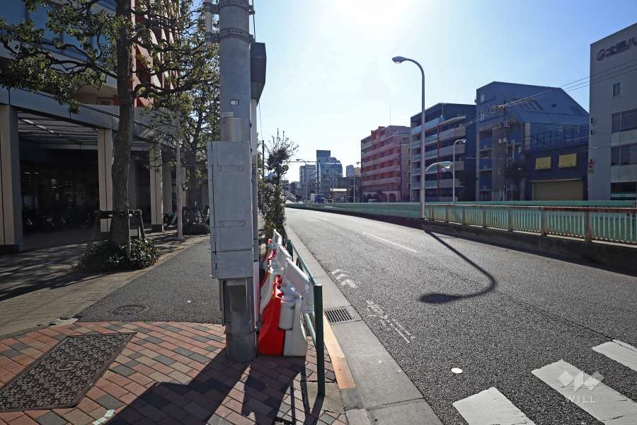 敷地西側の前面道路(北側から)