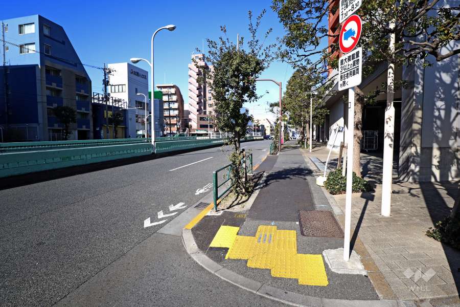 敷地西側の前面道路(南側から)