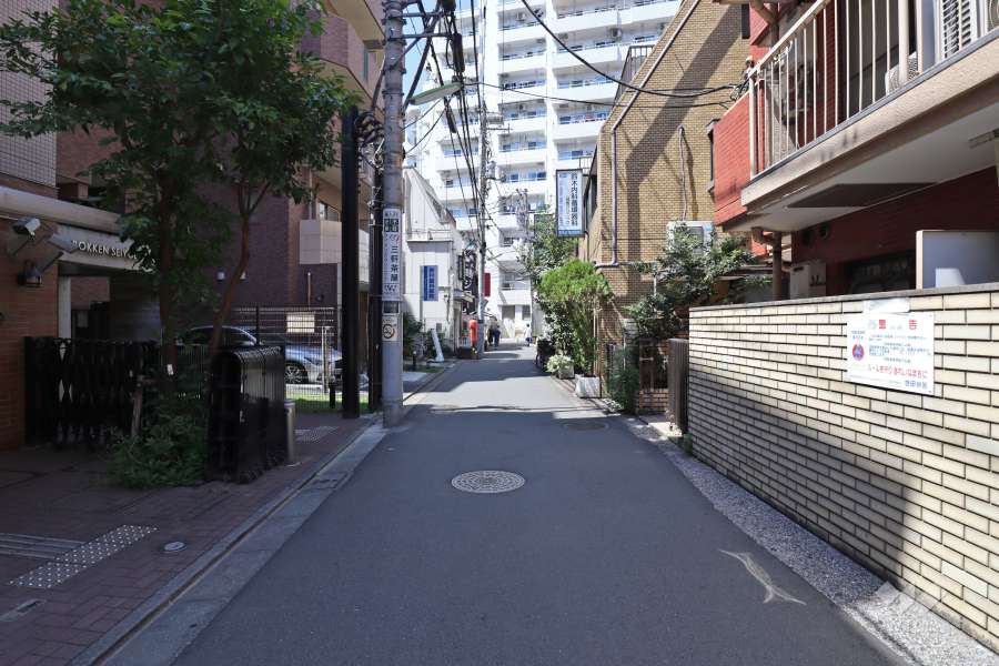 敷地南側の前面道路（東側から）