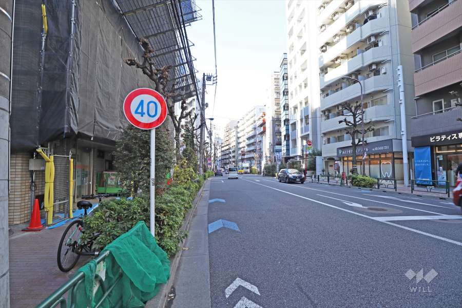 敷地北側の前面道路は世田谷通りです(東側から)。