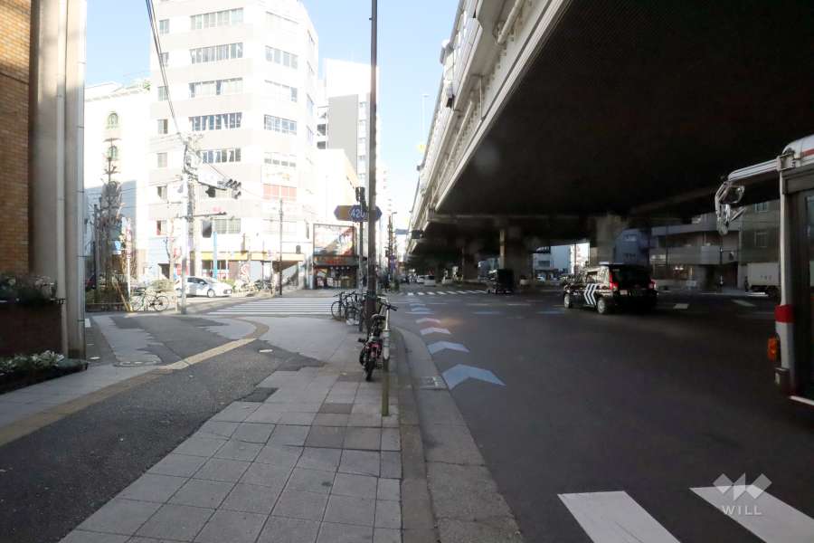 敷地南側の前面道路(西側から)