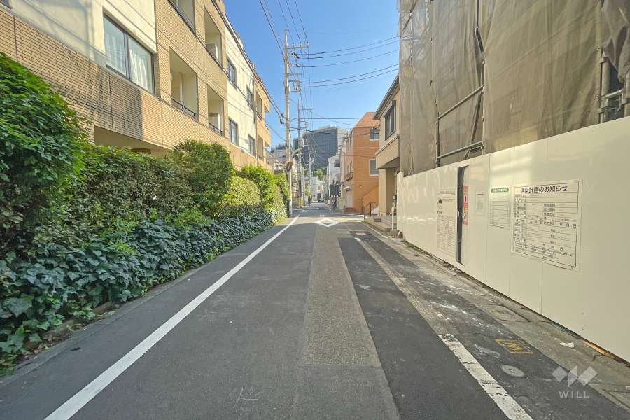 敷地北側の前面道路（西側から）