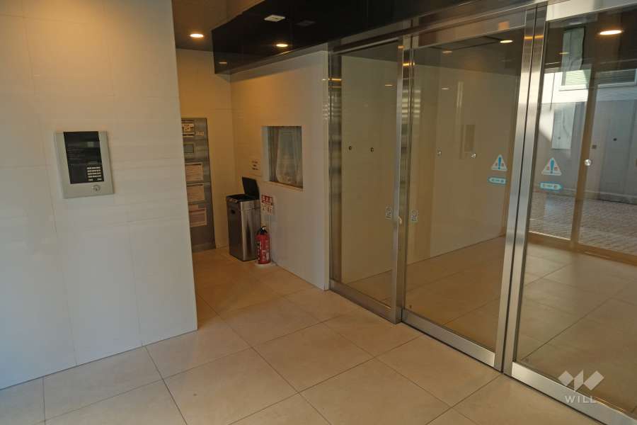 エントランスはオートロック付きです。