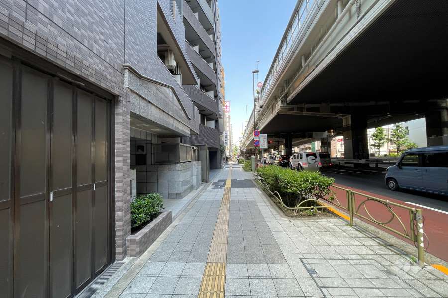 敷地南東側の前面道路（西側から）