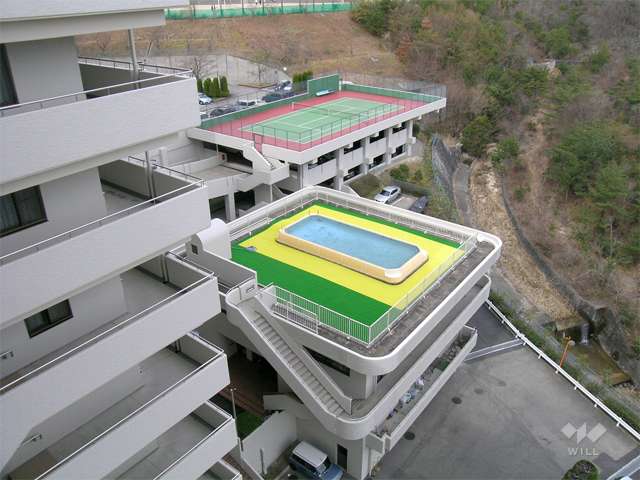 管理棟と駐車場棟の上部にはプールとテニスコートがあります。