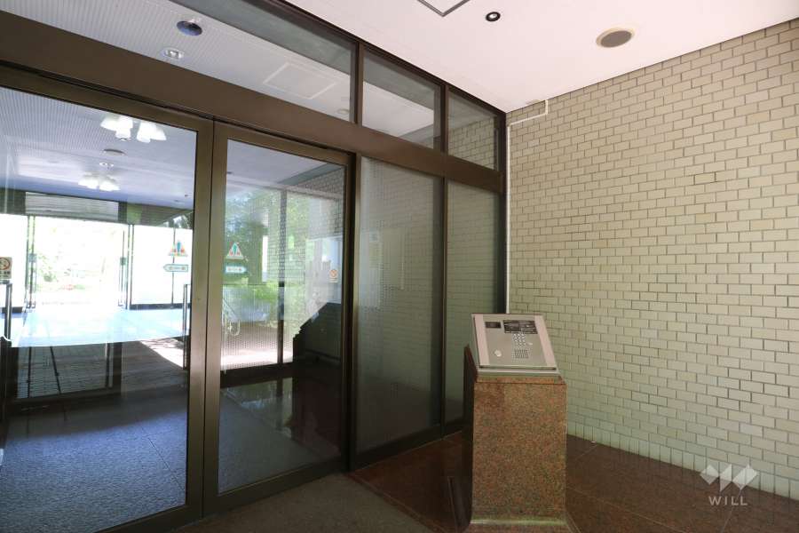 エントランスはオートロック付きです。