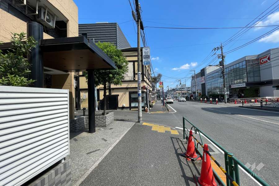 敷地の東側前面道路（南側から）