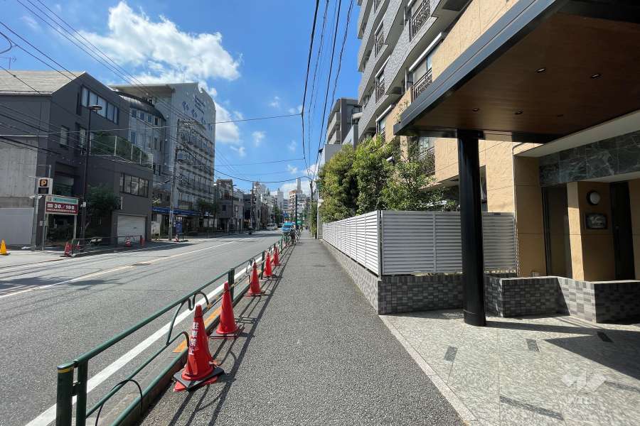 敷地の東側前面道路（北側から）