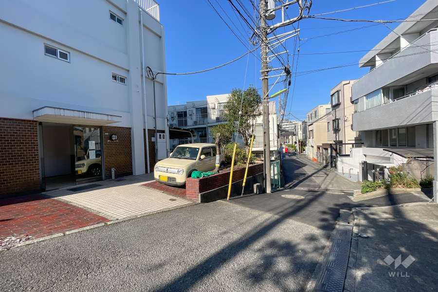 敷地北東側の前面道路（南東側から）