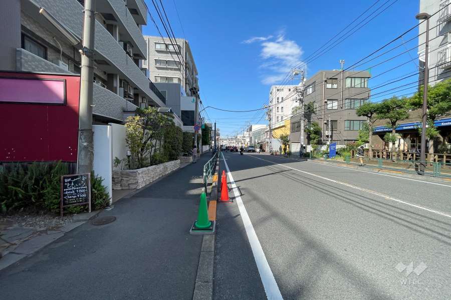 敷地東側の前面道路（南側から）
